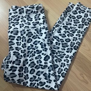 Betsey Johnson Performance Leggings Gray and White Cheetah Size Small